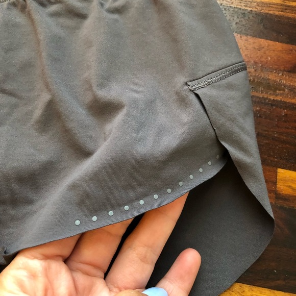 🍋 LULULEMON Chase me short 2.5” size 6 - Picture 4 of 7